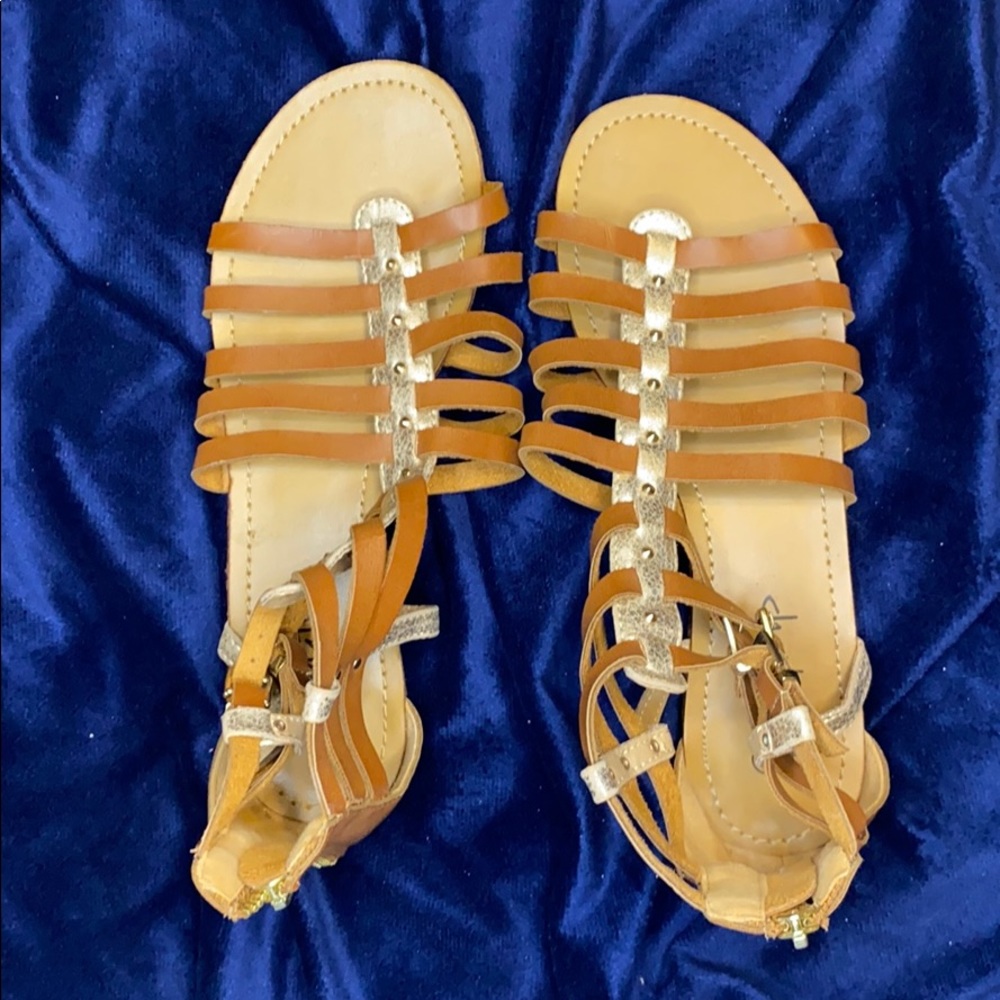 DAYTRIP STRAPPY SANDALS. Brown & Gold. 7. Feminine